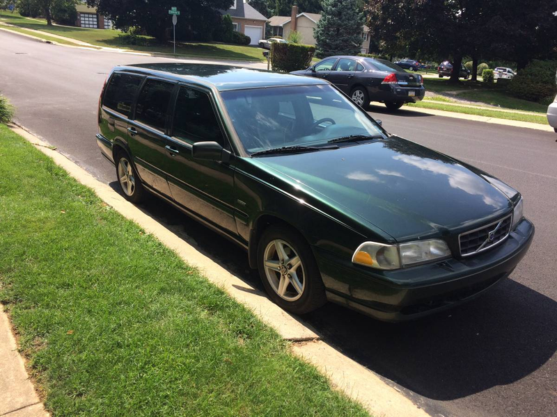 Illustration for article titled At $1,500, Could This Manual-Equipped 1998 Volvo V70 Mean it’s Time to Get Busy?